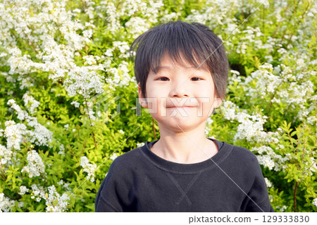 公園裡玩耍的小學生笑容滿面。活潑的日本孩子。 129333830