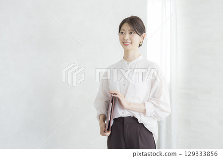 A woman with a file 129333856