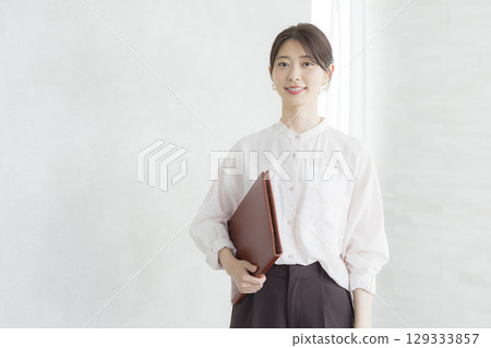 A woman with a file 129333857