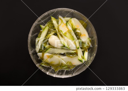 毛豆起司魚板、黃瓜和裙帶菜海藻醬 毛豆起司魚板、黃瓜和裙帶菜海藻醬 129333863