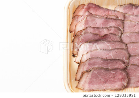 白色背景的烤牛肉 白色背景的烤牛肉 129333951