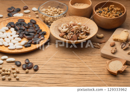Low-carb bean and nut granola 129333962