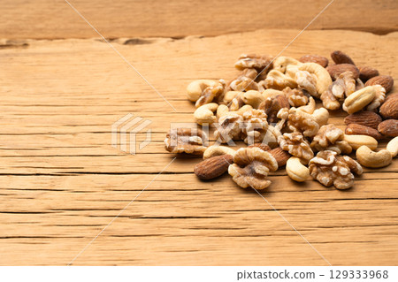 Low-carb nuts 129333968