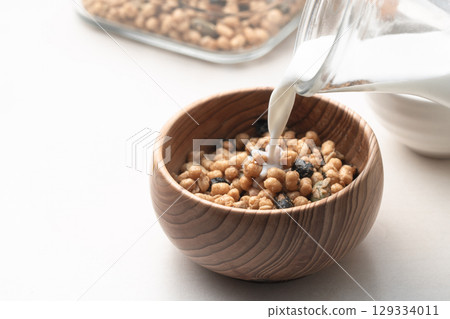 低碳水化合物格蘭諾拉麥片加牛奶 低碳水化合物格蘭諾拉麥片加牛奶 129334011