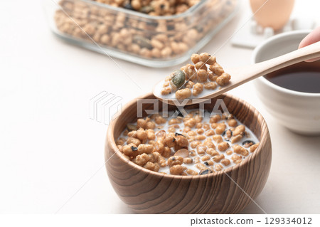 Low-carb granola spoon 129334012