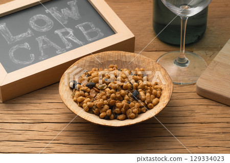 Low-carb granola 129334023