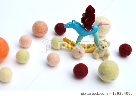紙黏土搖馬和毛氈球新年材料 129334093