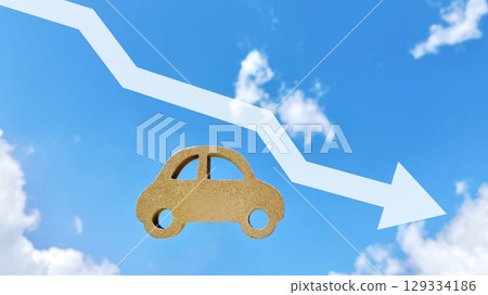 天然汽車配件和向下的鋸齒形箭頭_藍天背景 天然汽車配件和向下的鋸齒形箭頭_藍天背景 129334186