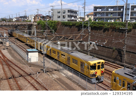西武新宿線舊2000系列列車開往近江鐵道（新赤津站附近） 129334195