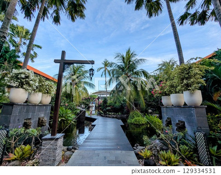 A resort hotel with a tropical feel in Bali 129334531