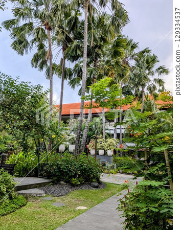 A resort hotel with a tropical feel in Bali 129334537