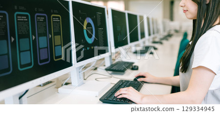 女學生在大學 IT 教室檢查程序 129334945