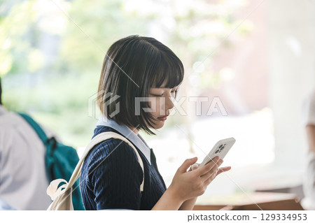 女大學生在校園使用智慧型手機 129334953