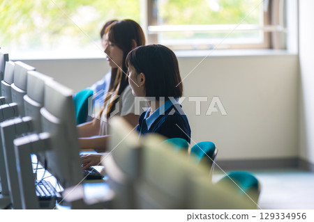女學生在電腦室排隊使用電腦 129334956