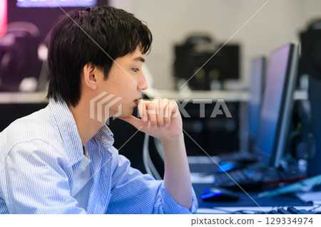 表情嚴肅的男電競選手 129334974