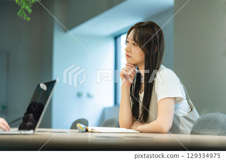 女大學生在電腦上做研究 129334975