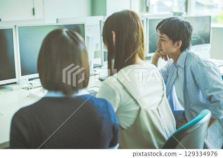 學生們在電腦教室分組工作 129334976