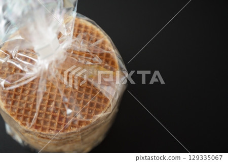 荷蘭甜點——香脆濕潤的華夫餅配上香甜的焦糖糖漿 129335067