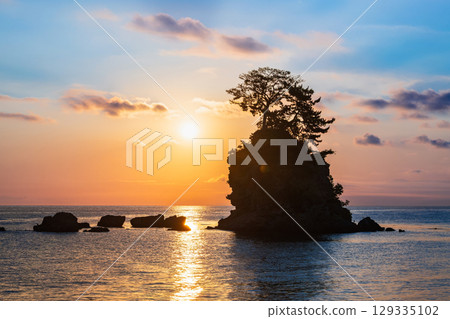 富山灣、雨晴海岸的日出 富山灣、雨晴海岸的日出 129335102