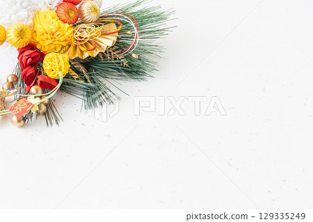 日本白紙上的新年裝飾，日式背景 129335249