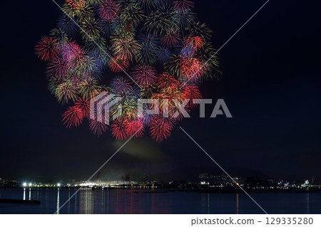 絢麗的煙火為夏日的夜空增添色彩 129335280