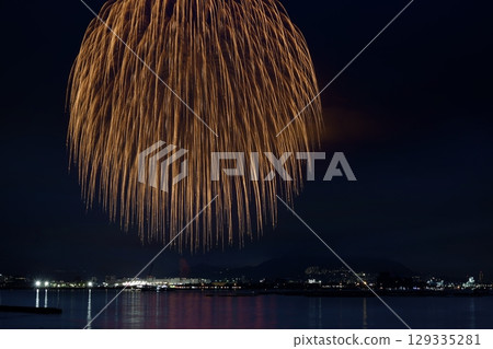 絢麗的煙火為夏日的夜空增添色彩 129335281