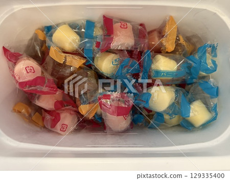 三種一口大小的冰淇淋,均裝在可冷凍的容器中 三種一口大小的冰淇淋,均裝在可冷凍的容器中 129335400