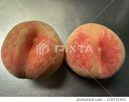 不銹鋼背景上不均勻的桃子 不銹鋼背景上不均勻的桃子 129335405
