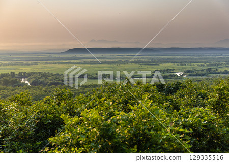 [北海道_釧路濕原] 夏日黃昏時分從細岡展望台眺望的景色 129335516