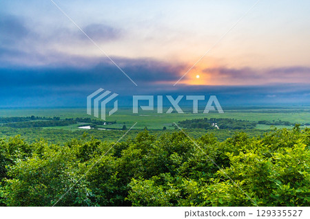 [北海道_釧路濕原] 夏日黃昏時分從細岡展望台眺望的景色 129335527