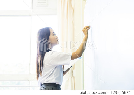 高中女生在黑板上寫答案 129335675