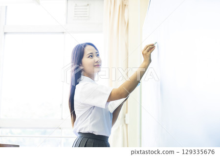 高中女生在黑板上寫答案 129335676