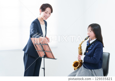 音樂課老師和學生 音樂課老師和學生 129335821