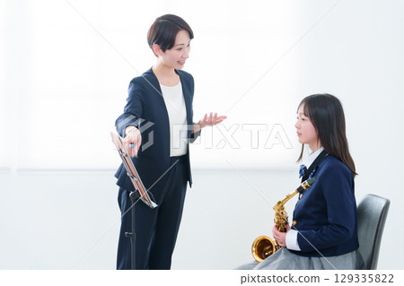 音樂課老師和學生 音樂課老師和學生 129335822