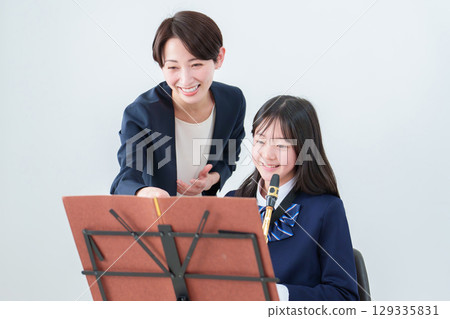 音樂課老師和學生 129335831