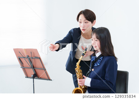音樂課老師和學生 129335834