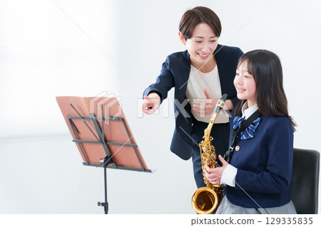 音樂課老師和學生 音樂課老師和學生 129335835
