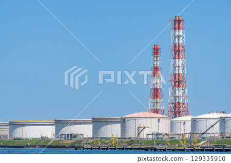 A complex with rows of large tanks (factory image) 129335910