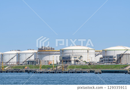 A complex with rows of large tanks (factory image) 129335911