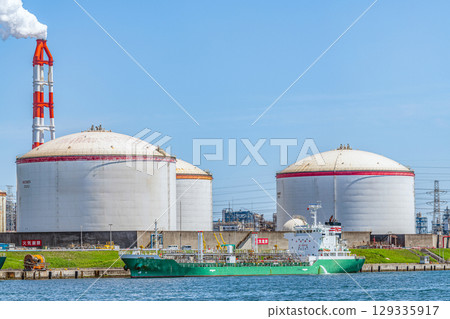 擁有一排排大型水箱的綜合大樓(工廠圖) 擁有一排排大型水箱的綜合大樓(工廠圖) 129335917