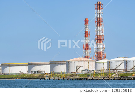 擁有一排排大型水箱的綜合大樓（工廠圖） 129335918