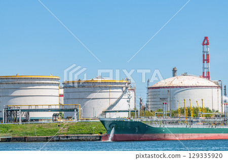A complex with rows of large tanks (factory image) 129335920