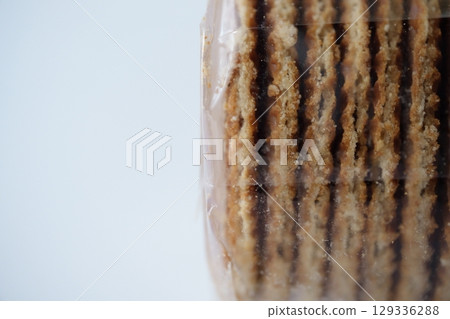 荷蘭甜點——香脆濕潤的華夫餅配上香甜的焦糖糖漿 129336288