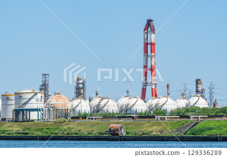 A complex with rows of large tanks (factory image) 129336289
