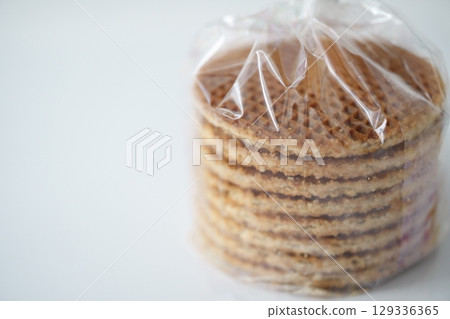 荷蘭甜點——香脆濕潤的華夫餅配上香甜的焦糖糖漿 荷蘭甜點——香脆濕潤的華夫餅配上香甜的焦糖糖漿 129336365
