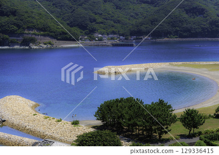 擁有美麗的半月形沙灘和蔚藍大海的月亮海灘井浦的夏季風景 擁有美麗的半月形沙灘和蔚藍大海的月亮海灘井浦的夏季風景 129336415