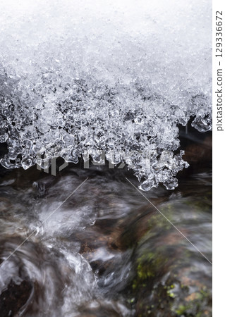 Frozen clear stream (Oyamakiyazawa mountain stream) 129336672