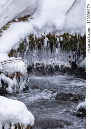 Frozen clear stream (Oyamakiyazawa mountain stream) 129336679
