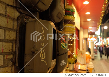 夜間穿過城市的電車 129336801