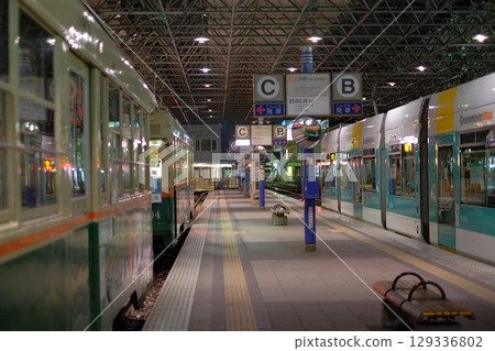 夜間穿過城市的電車 129336802